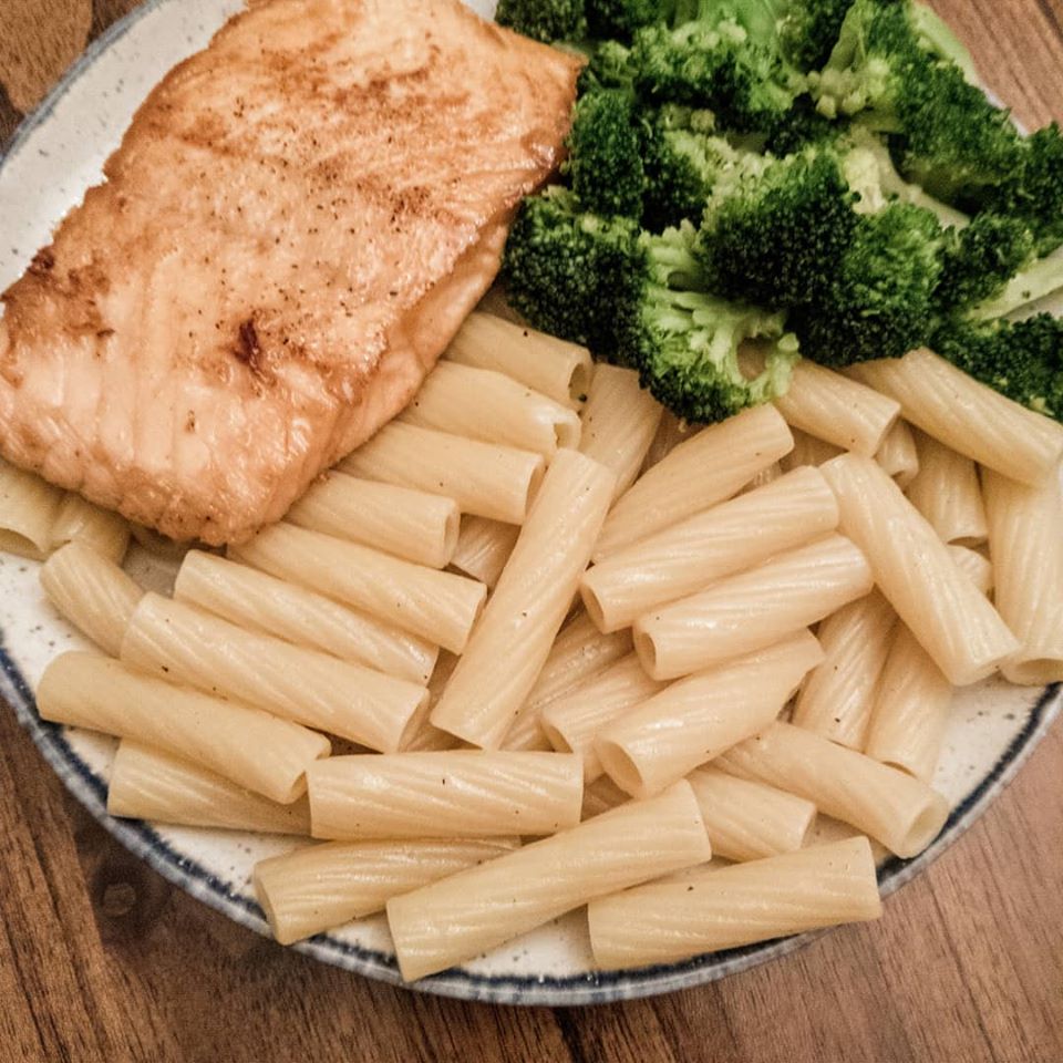 Honey baked salmon with rigatoni and broccoli