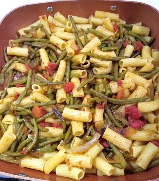 Rigatoni with Green Beans and Onions