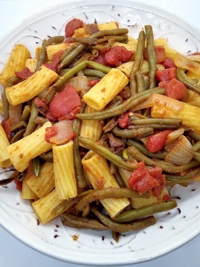 Rigatoni Pasta with Green Beans and Onions