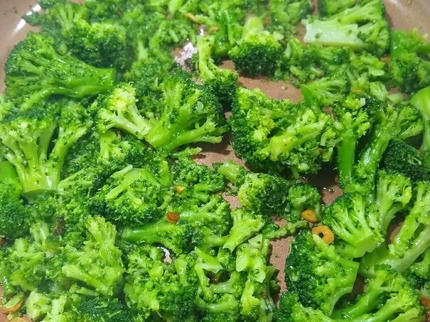 sauté broccoli in oil and garlic