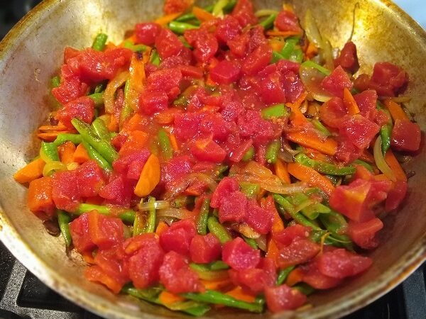 add diced tomatoes to green beans and carrots