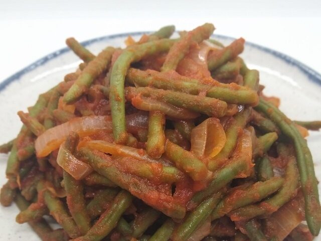 Green beans with garlic and onions
