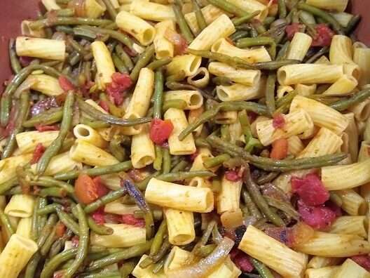 pasta with green beans, onions, and diced tomatoes