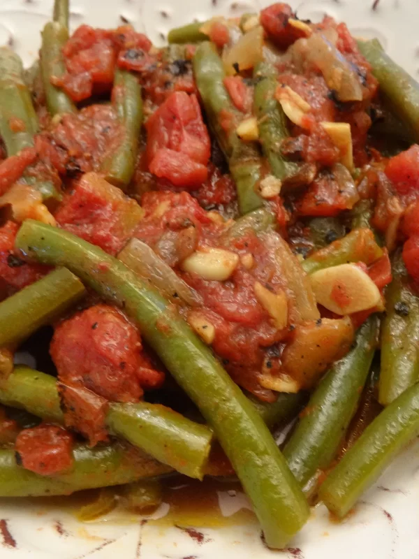 Green beans with garlic and tomatoes