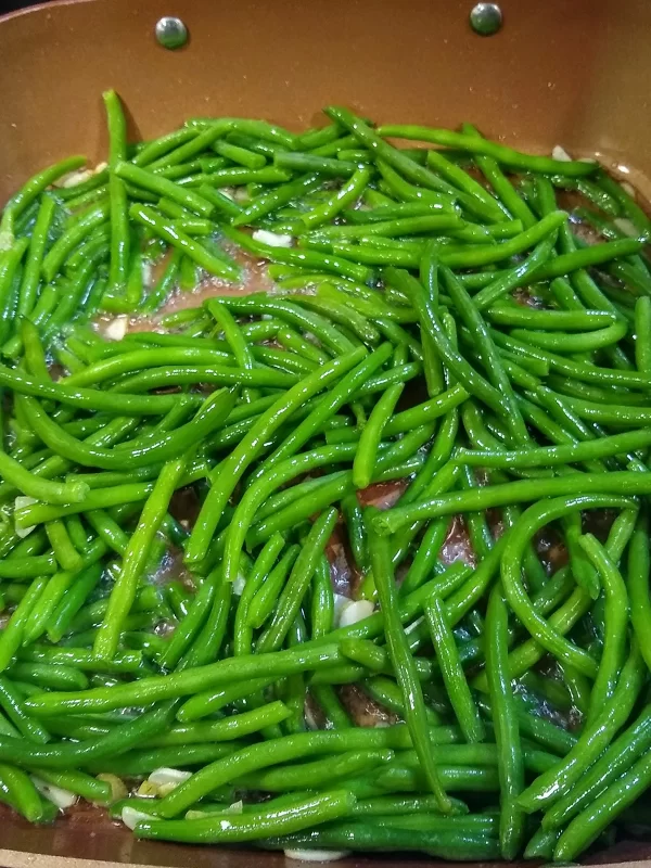 Pasta Aglio e Olio and Green Beans: Sauté Green Beans