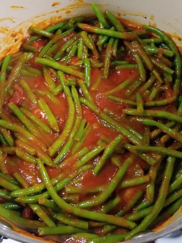 Pasta with Green Beans and Garlic: Add Sauce