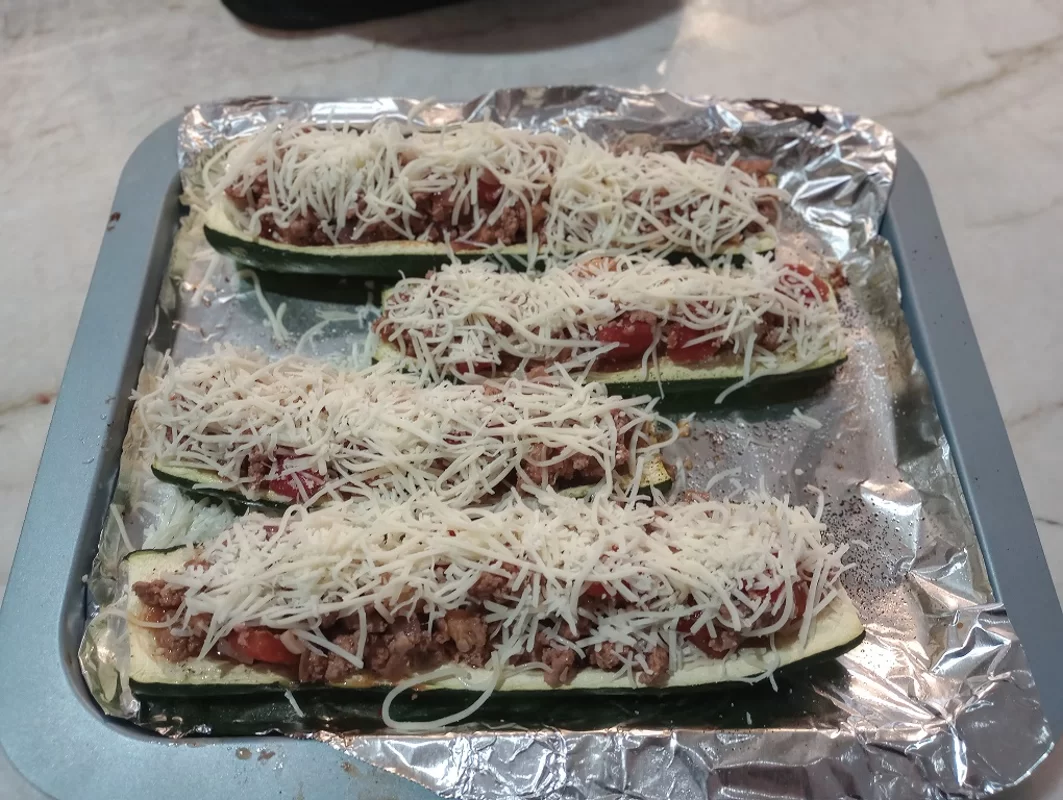 zucchini boats with turkey and tomatoes: Add Mix Cheese To Zucchini