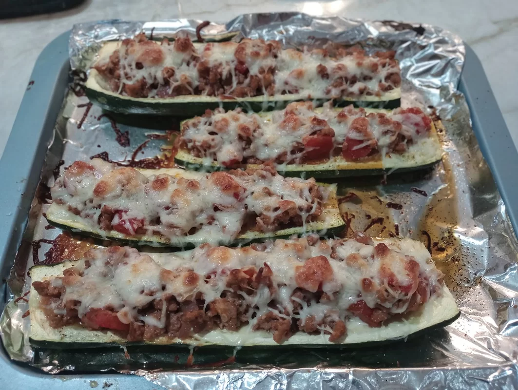 zucchini boats with turkey and tomatoes: Bake Zucchini Melt Cheese
