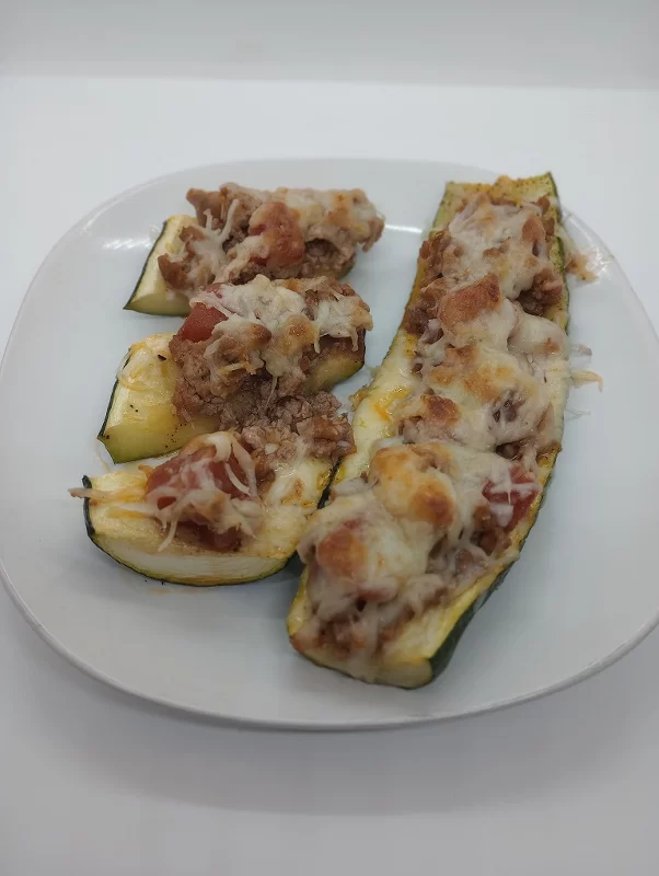 zucchini boats with turkey and tomatoes: Featured Image